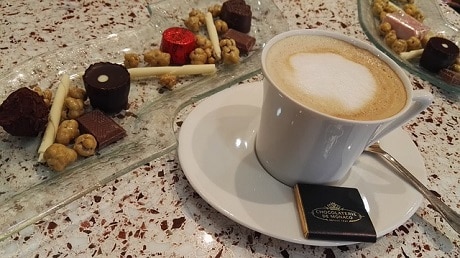 כוס קפה לצד שוקולד במונקו