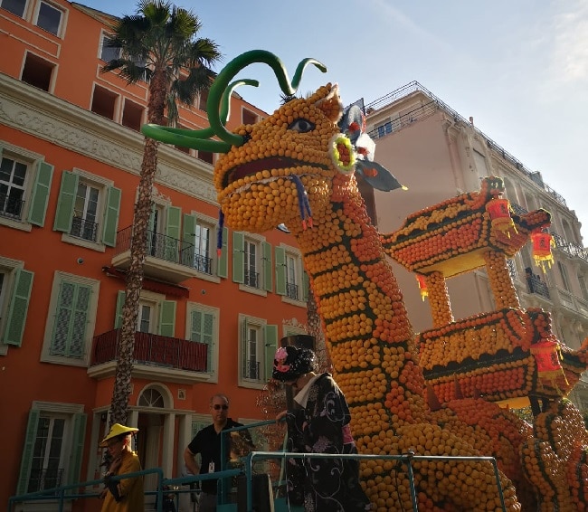 בובת ענק של דרקון עשויה מלימונים בפסטיבל הלימון במנטון - מבט מהצד