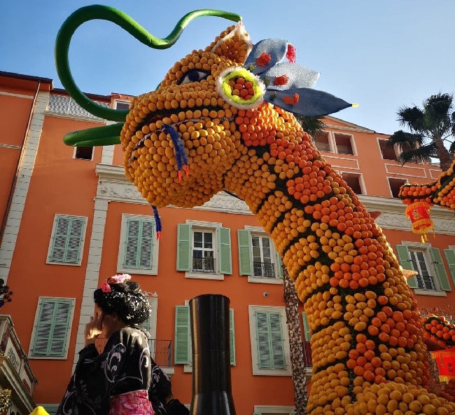 בובת ענק של דרקון עשויה מלימונים בפסטיבל הלימון במנטון