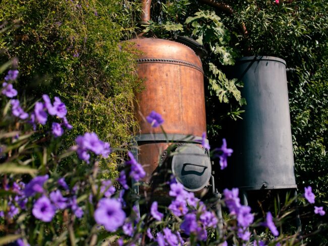 דודי מתכת ונחושת של תעשיית הבשמים בגראס