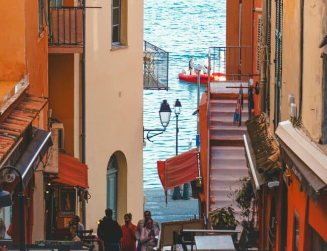 קבוצת אנשים הולכת לה בסמטאות ווילפרוש סור מר המשקיפות לים