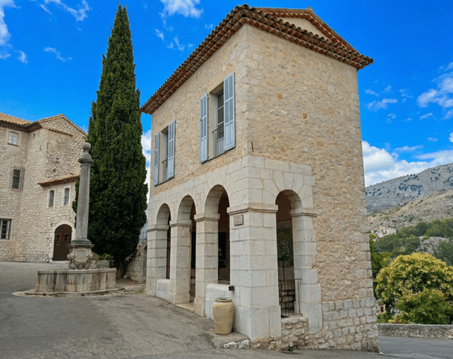 מבנה עתיק בכפר גורדון